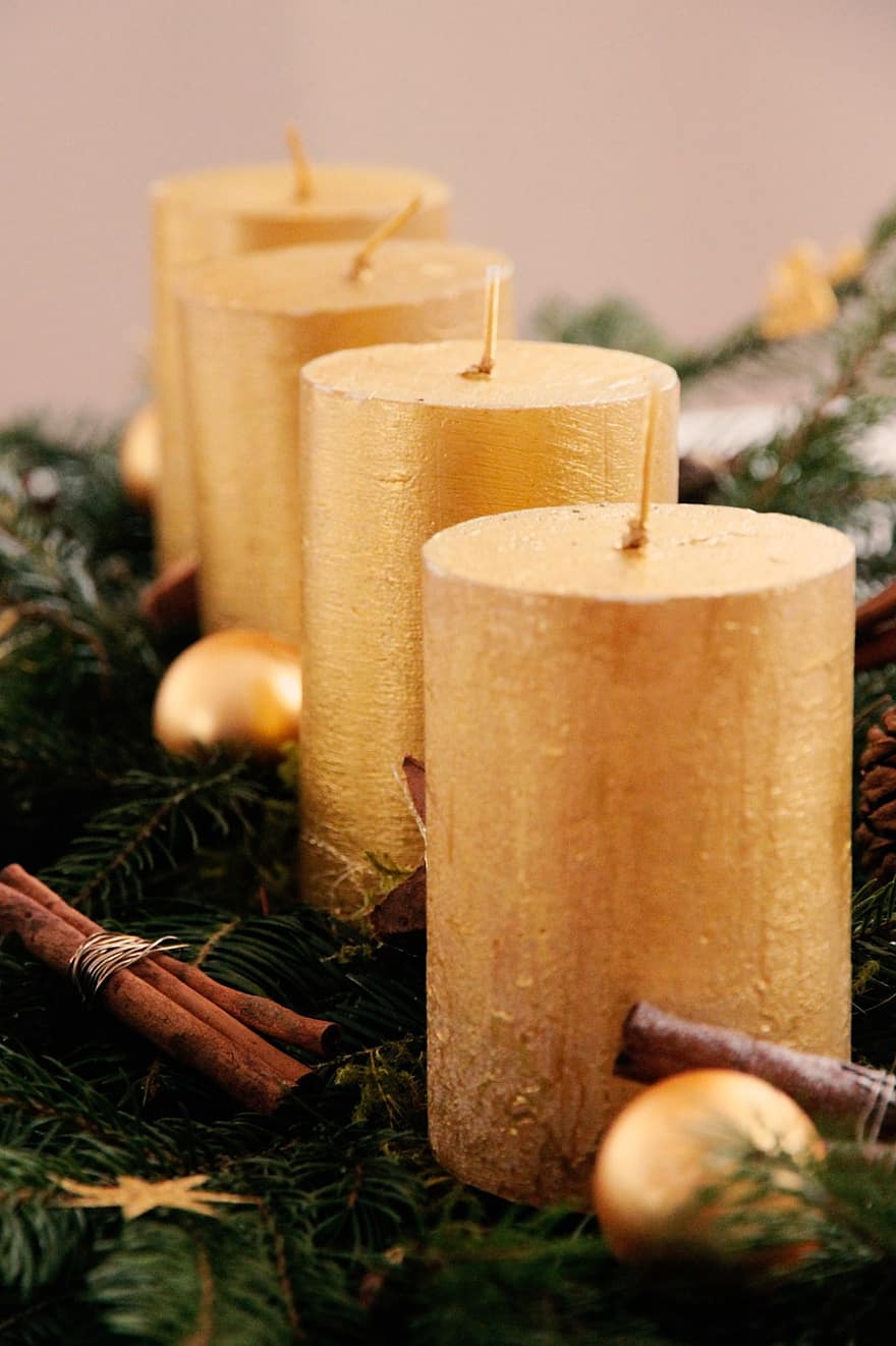 świeca, wieniec adwentowy, Adwent, Sezon adwentowy, Boże Narodzenie, wosk, pierwsza świeca, złoto, gałęzie, gałąź jodła, wiara