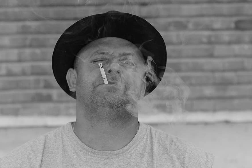 남자, 모자, 담배