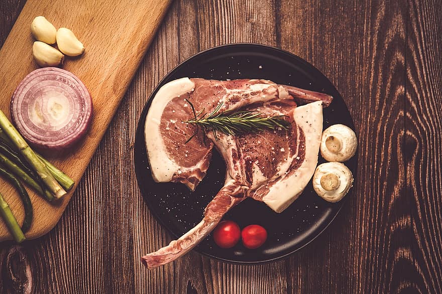 トマホーク、豚肉、ステーキ、トマホークステーキ、遠視、生ステーキ、お肉、生肉、骨、肉の骨、プレート