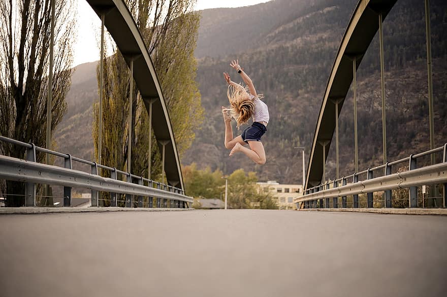नृत्य, कूद, पुल, लड़की, महिला, खुश, सड़क पर, सड़क