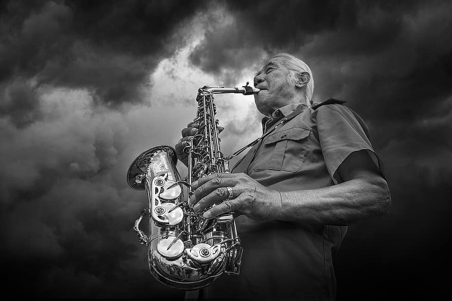gammel mann, saksofon, spille, spiller musikk, Spiller saksofon, musiker, eldre, Mann, perspektiv, mørke skyer, dystert