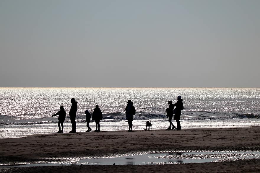اشخاص ، الصور الظلية ، شاطئ بحر ، البحر ، غروب الشمس ، الغسق ، أمواج ، الأفق ، ساحل ، بحر الشمال ، الهولندي
