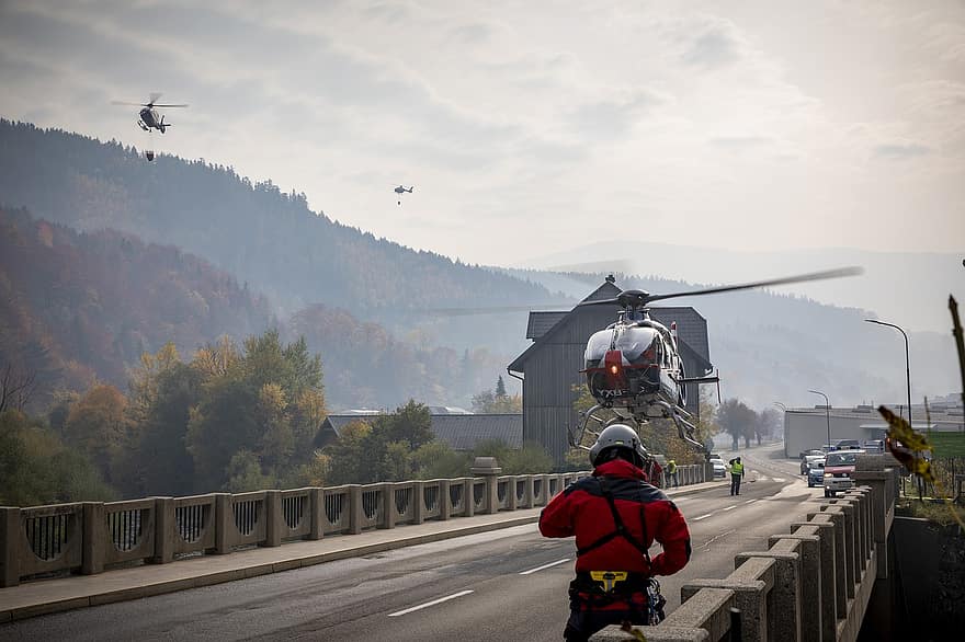Hubschrauber, Feuerwehr, Feuer bekämpfen, Brandbekämpfung aus der Luft, Eurocopter Ec135, Flugzeug, Waldbrand, Straße, Brücke, Berge, Rauch