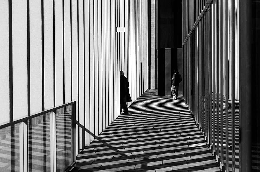 edificio, monocromo, arquitectura, diseño, urbano, en blanco y negro, para caminar, hombres, escalera, estructura construida, vida en la ciudad