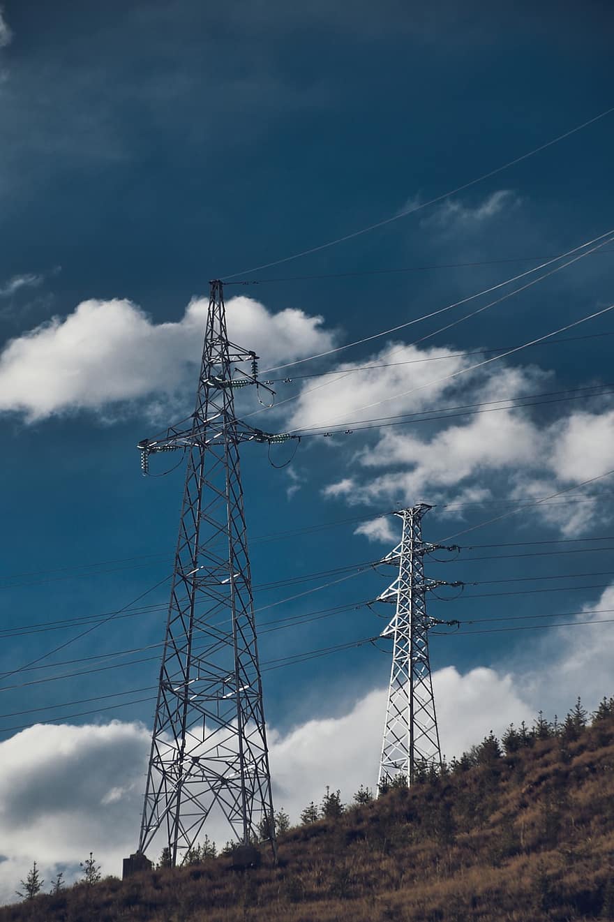 Torre de transmisión, montaña, nubes, cielo, cables, pilón, Torre de energía, cielo azul, nubes blancas, torres electricas, meseta