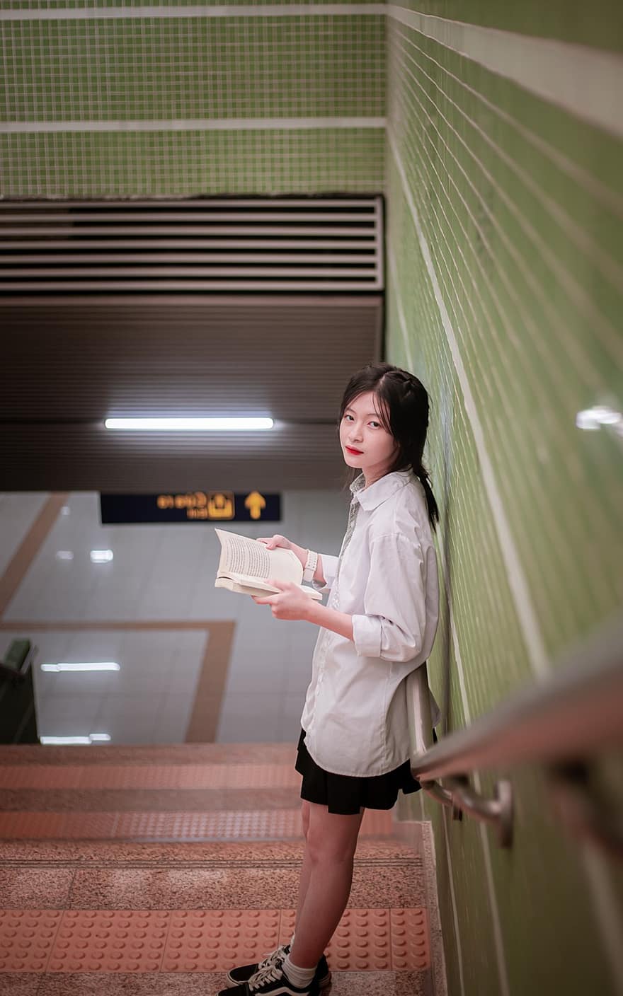 dziewczynka, student, Model, schody, książka, czytanie, moda, piękny, poza, wietnamski, Kot Linh