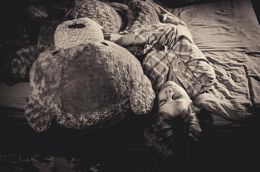 menina, urso Teddy, cama, brinquedo, peluche, nostalgia, retrô, vintage, depressão, melancolia, triste