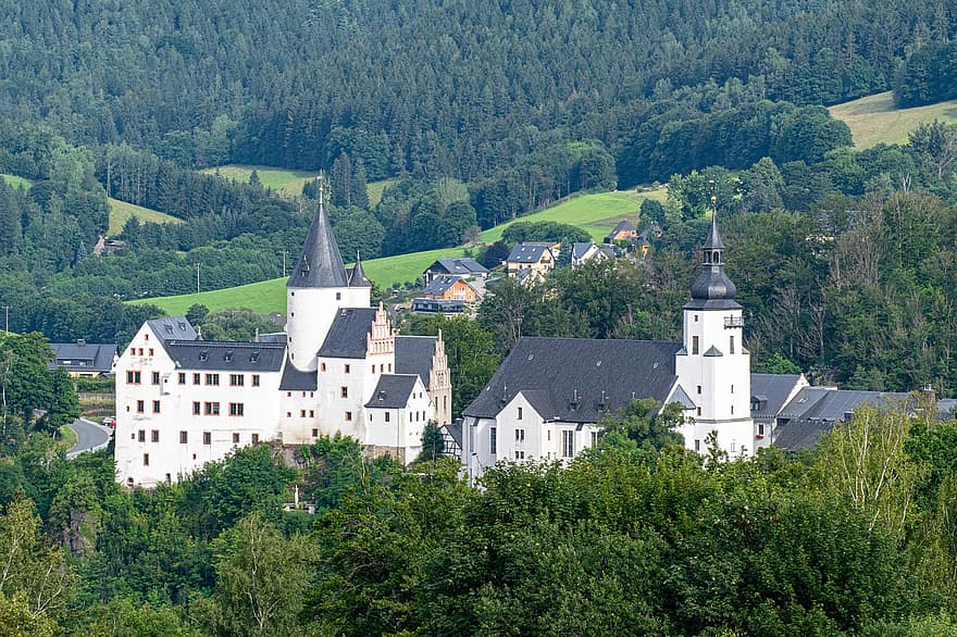 قلعة شوارزنبرج ، قلعة ، كنيسة ، الجبال ، ساكسونيا ، ألمانيا ، هندسة معمارية
