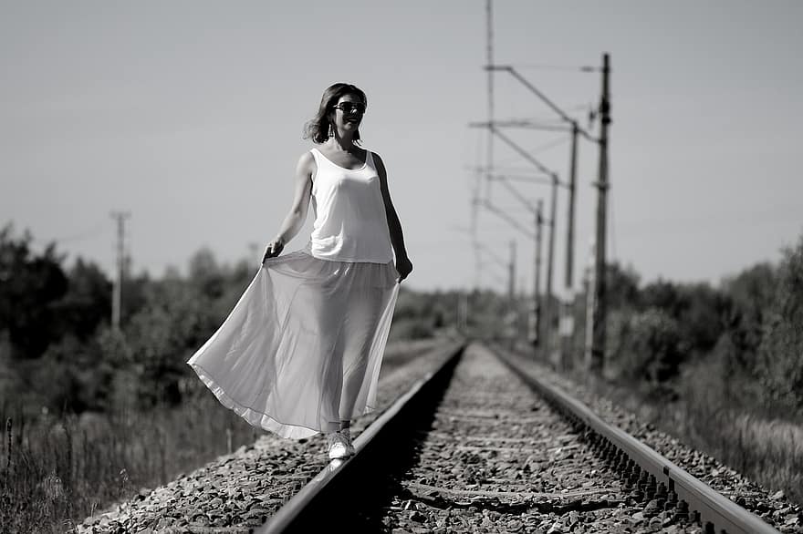 женщина, железнодорожные пути, Железнодорожный, пейзаж, женщины, один человек, для взрослых, молодой человек, образ жизни, красота, платье