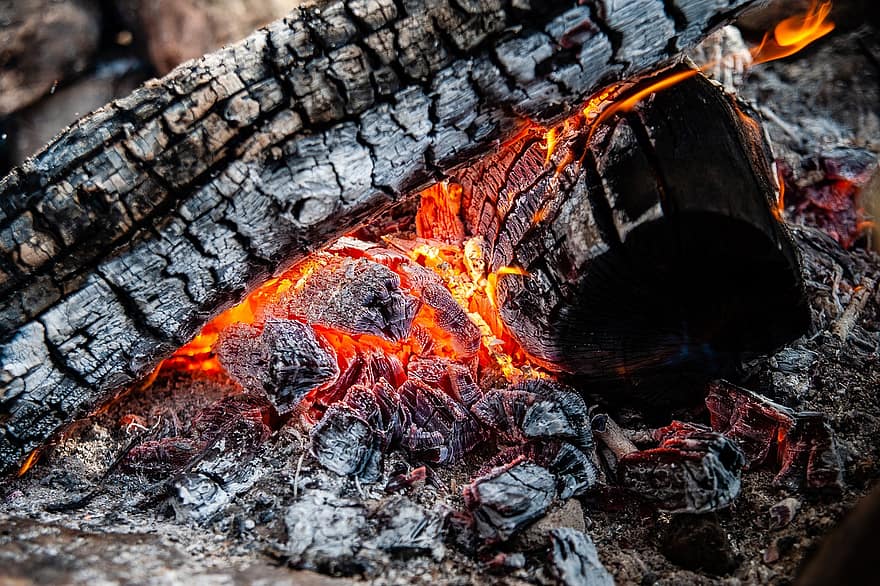 火災、薪、灰、熱、暖かさ、木材、キャンプファイヤー、たき火、やけど、燃焼、燃やす
