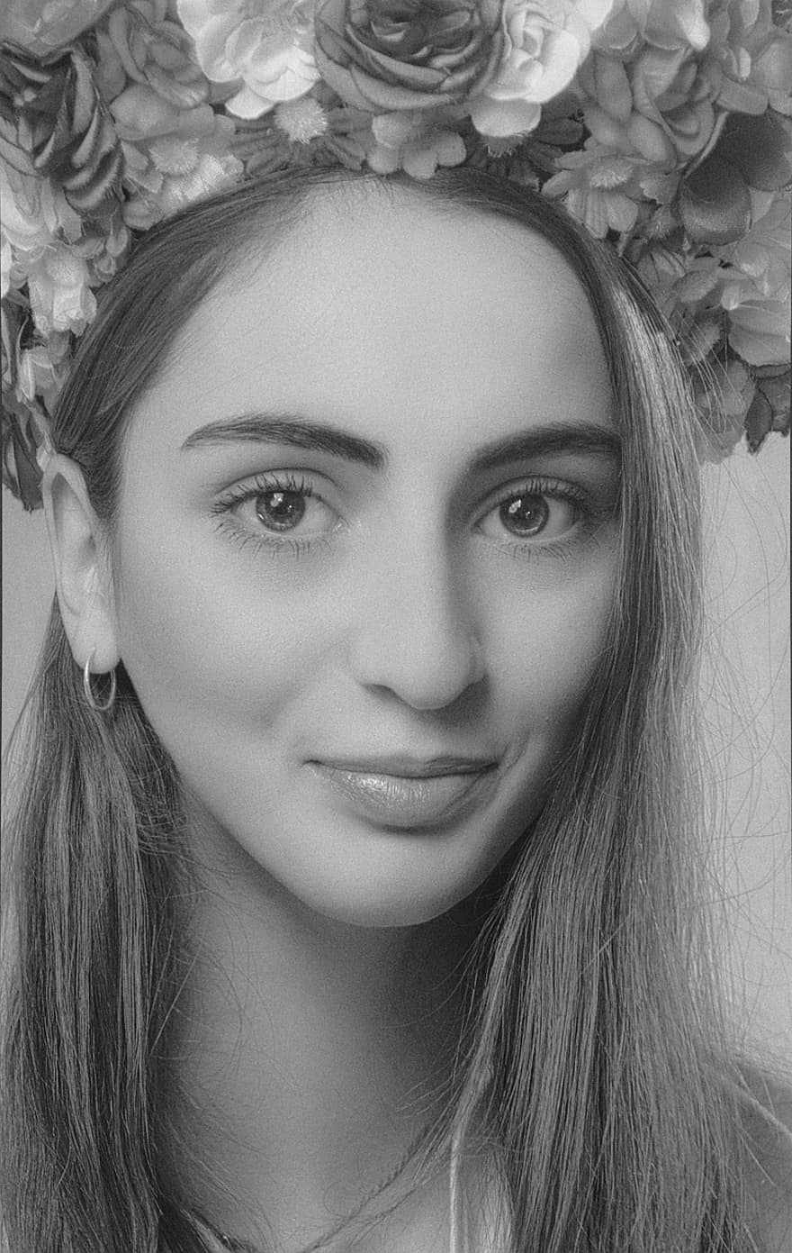 retrato, corona de flores, mujer, en blanco y negro, hermoso