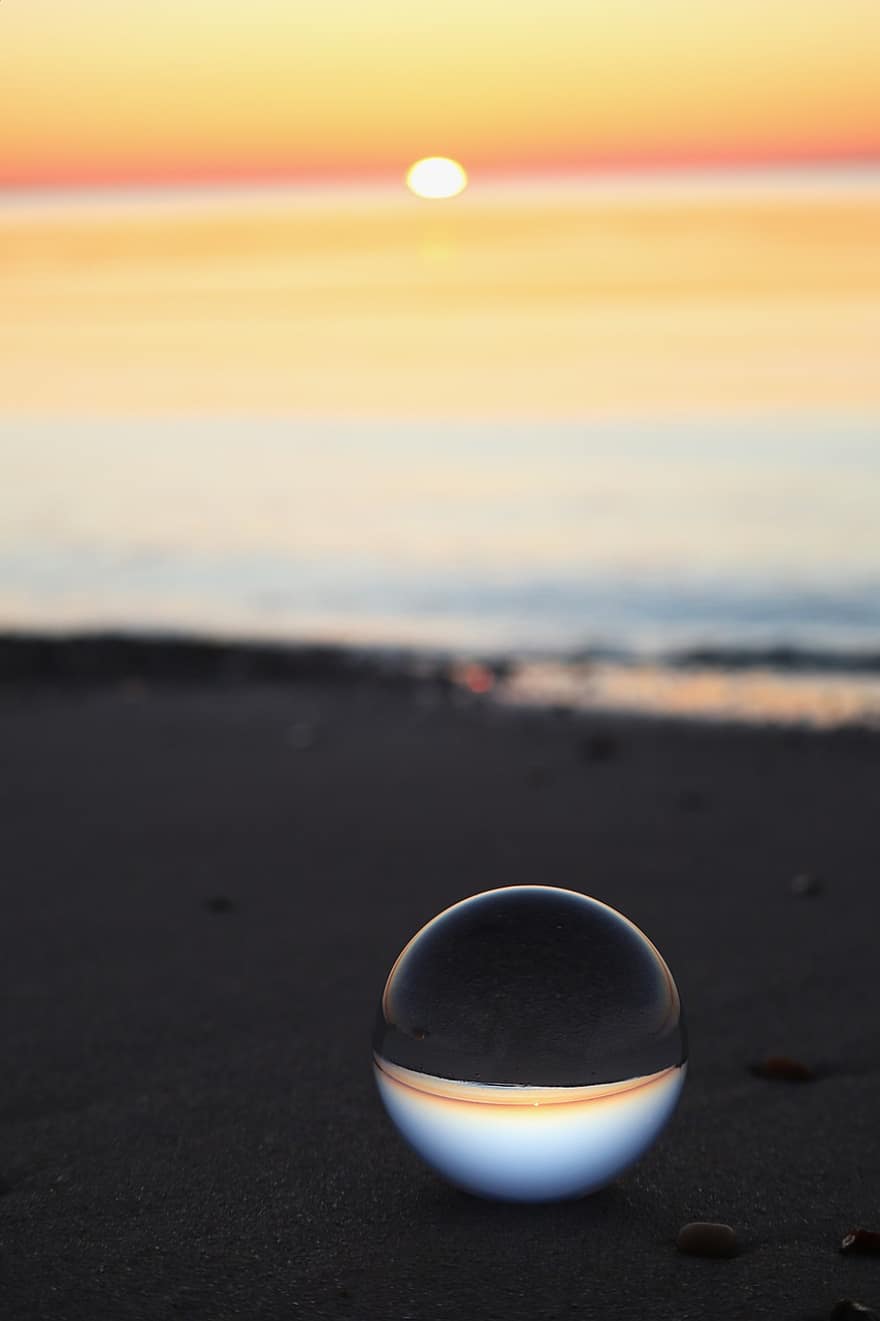 レンズボール、ビーチ、日没、反射、ガラス玉、砂、岸、自然、海、水、水晶球