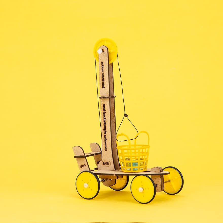 игрушечная машина, игрушка, картон, обучающая игрушка, играть, мраморы, корзина, желтый, рулевое колесо, фоны, один объект