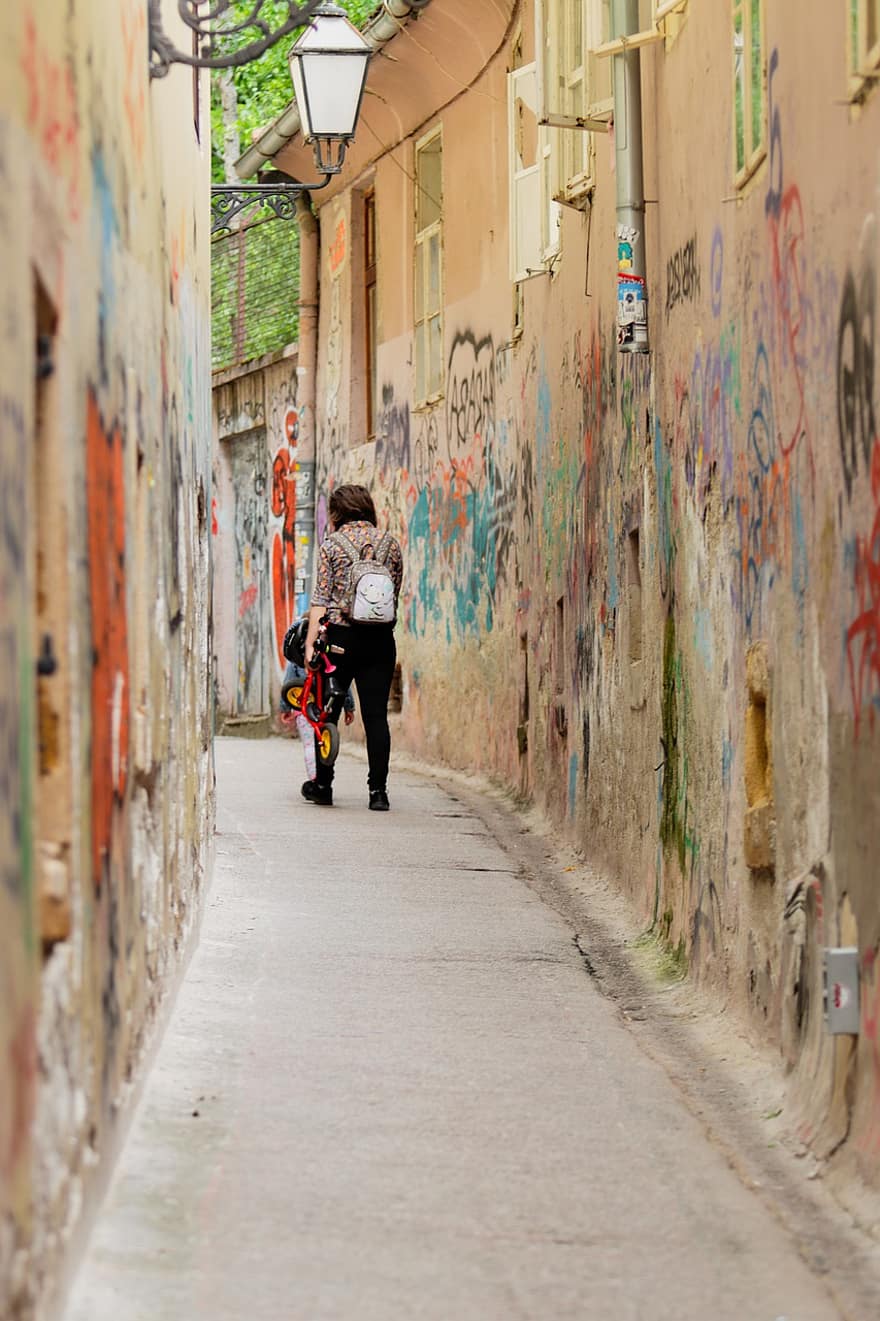 muž, alej, koridor, graffiti, úzká ulice