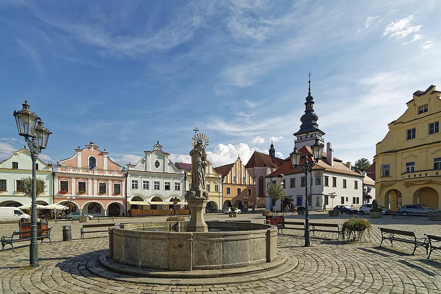 チェコ共和国、巡礼者、ペルフジモフ、シティ、歴史的中心、歴史的な、建物、ファサード、市の広場、噴水、天国