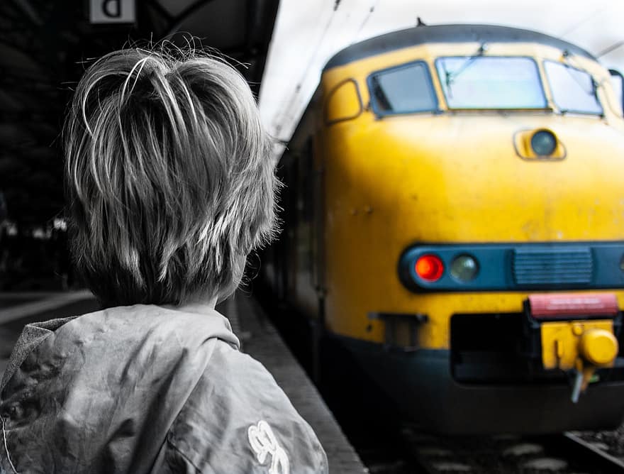 trein, kind, jongen, kinderen, mensen, portret, locomotief, spoorwegen, jeugd, station