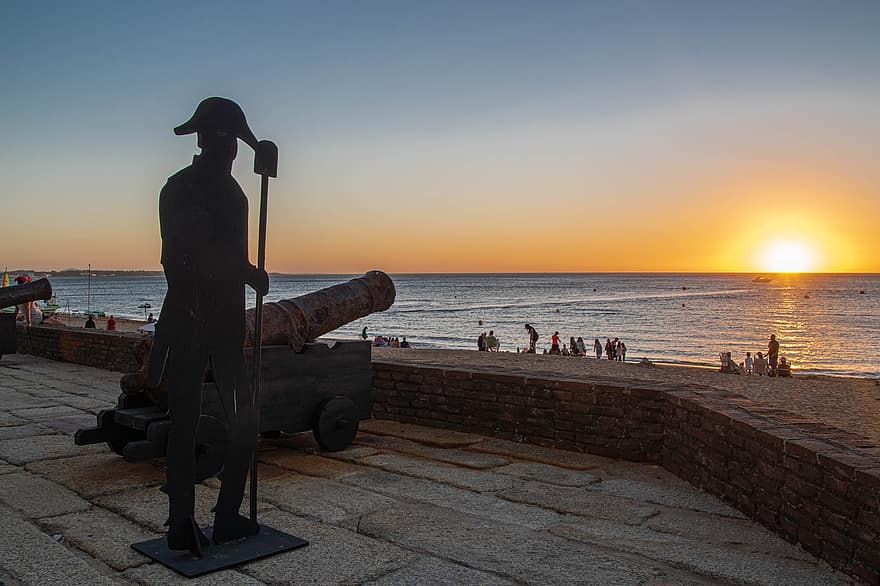 статуя на войник, плаж, залез, каньон, море, слънце, пясък, туристи, здрач, полумрак, вода