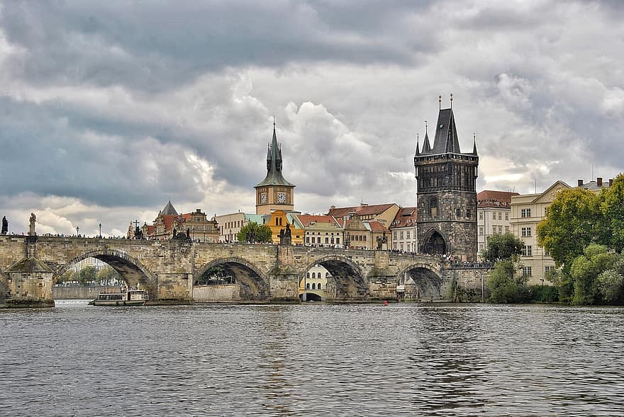 Charles brug, Praag, Tsjechische Republiek, historische brug, brug, torens, stoneworks, stadsgezicht, oude stad, gebouwen, oude gebouwen