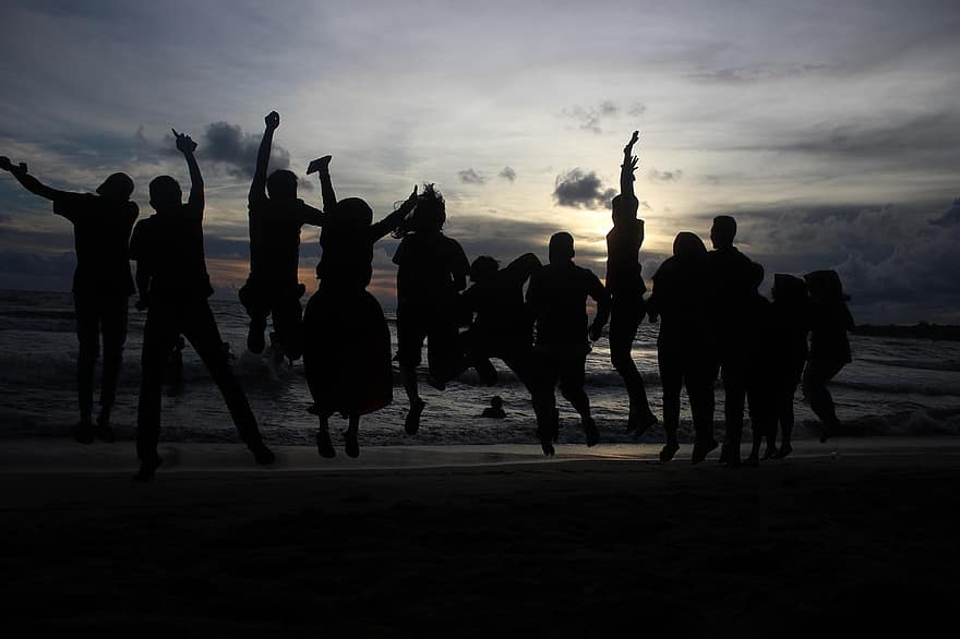 gruppo, saltare, spiaggia, tramonto, silhouette, persone, amici, insieme, contento, dom, costa