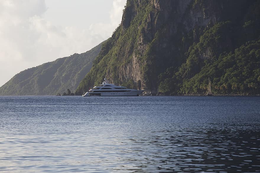 Yacht, hav, klippa, berg, vulkan, La Soufrière, Saint Lucia, super yacht, lyx, vatten, nautiska fartyget