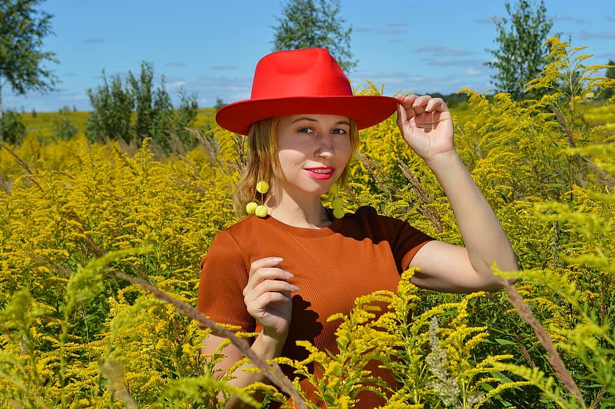 жінка, червоний капелюх, поле, квіти, рослини, флора, цвітіння, дівчина, посмішка, щасливі, поза