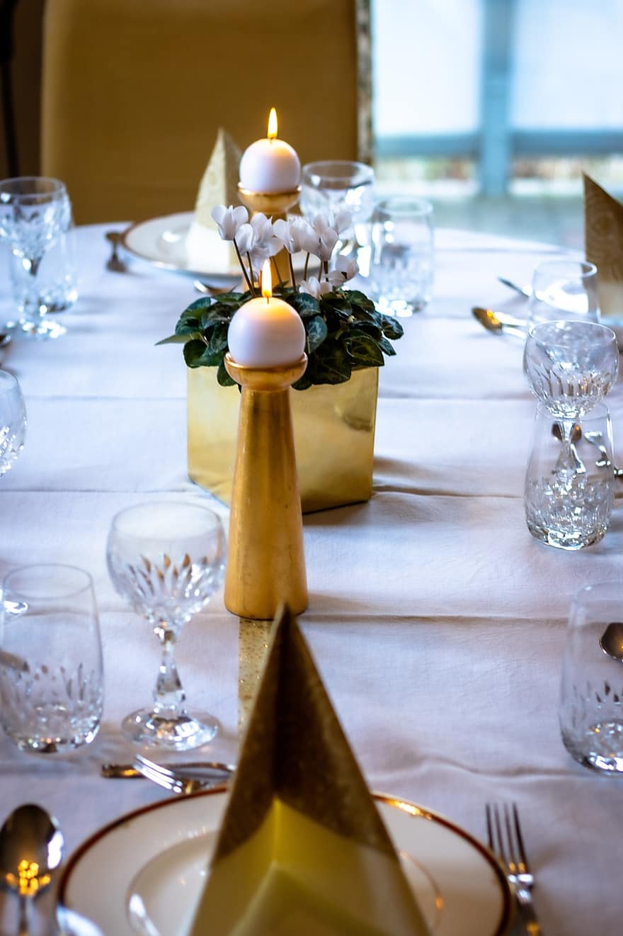 tavolo, centrotavola, tavolo da pranzo, impostazione della tabella, cristalleria, evento, celebrazione, cena di Natale, compleanno, nozze