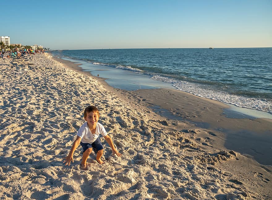 लड़का, बच्चा, बीच, समुद्र, खेल रहे हैं, खुश, किनारा, बचपन, गर्मी, छुट्टियों, रेत