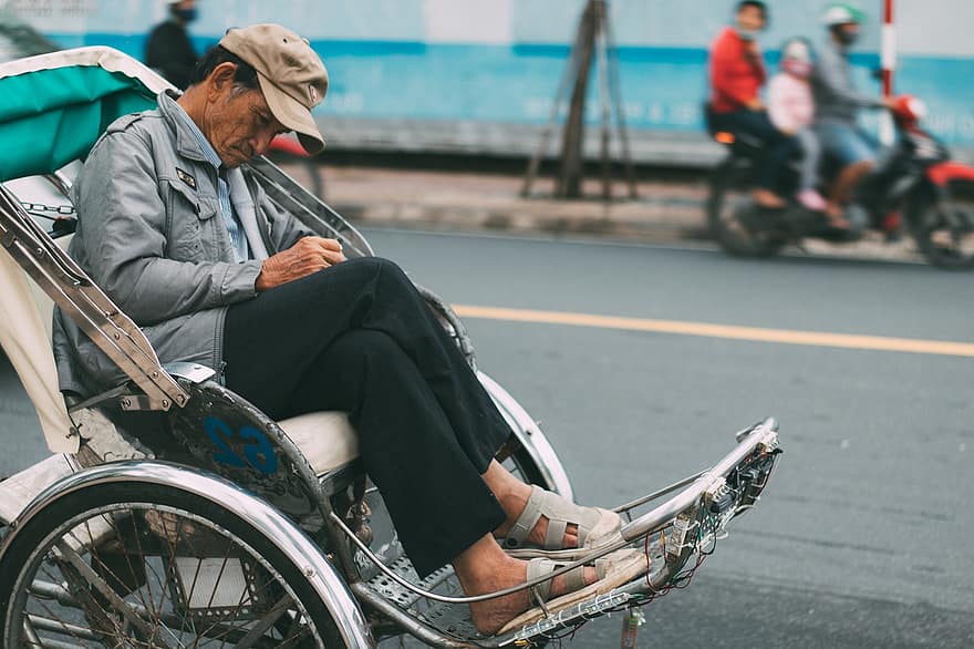 dagelijks leven, straat, Nha Trang, stadsleven, Vietnam, mannen, zittend, volwassen, een persoon, levensstijlen, mannetjes
