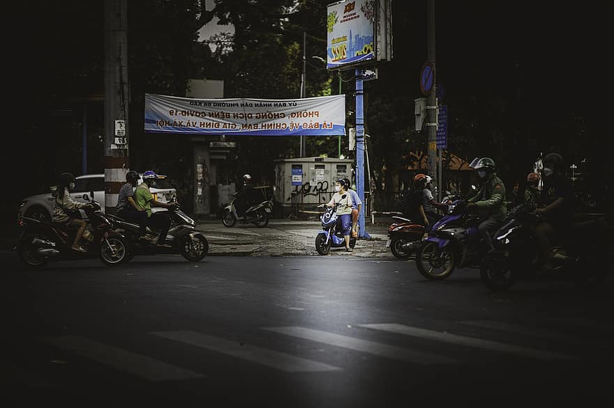 motocicletes, carretera, trànsit, carrer, vorera, gent, ciutat, urbà, moto, homes, nit