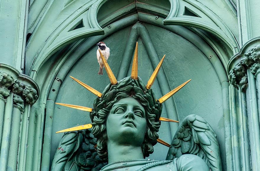 socha, koruna, pták, památník