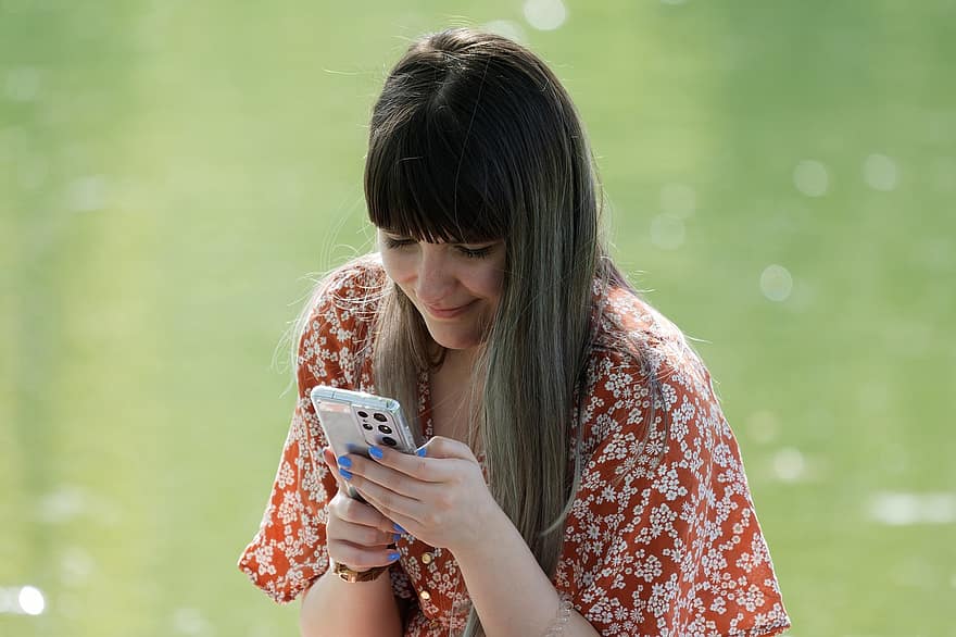 femme, téléphone intelligent, en train de regarder, bavardage, textos, Jeune, fillette, heureux, en plein air, parc, une personne