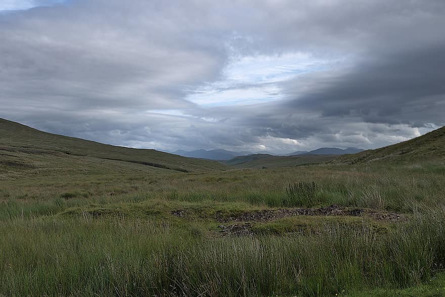 slėnyje, žolė, ganyklose, kalvos šlaitas, lauke, Škotija, dangus, kraštovaizdį