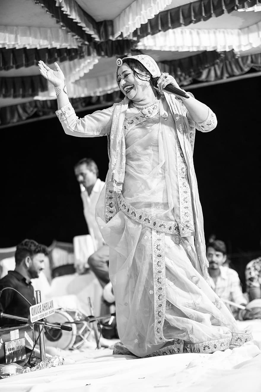 Asha Vaishnav Sängerin, Sänger, indisch, indischer Sänger, mic, Bühnenperformance, Bühnenbilder, Bühnenspiel, bhajan, Lied, Frau