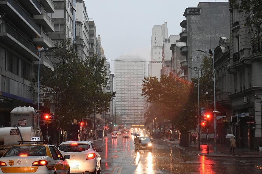by, uruguay, regner, gate, solnedgang, byliv, bybildet, trafikk, bygge eksteriør, bil, arkitektur