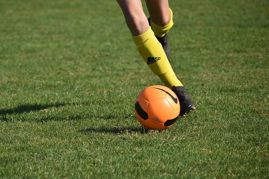 futbolą, grotuvas, kamuolys, Sportas, žolė, žaisti, futbolas, sąlygas, futbolo kamuolys, žalia spalva, konkurencinį sportą