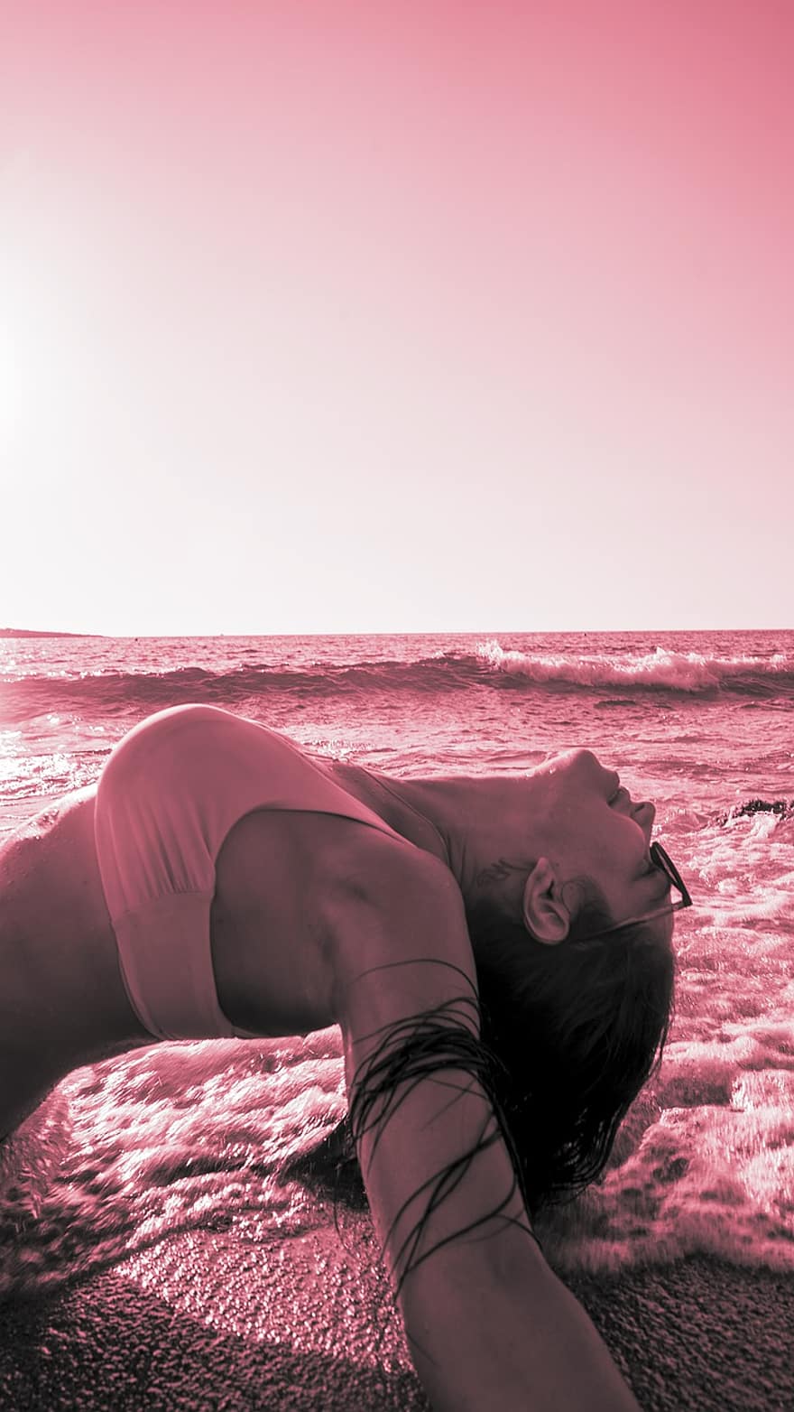 mulher, mar, ondas, posando, agua, meditação, ioga, zen, atenção plena, espiritualidade, meditar
