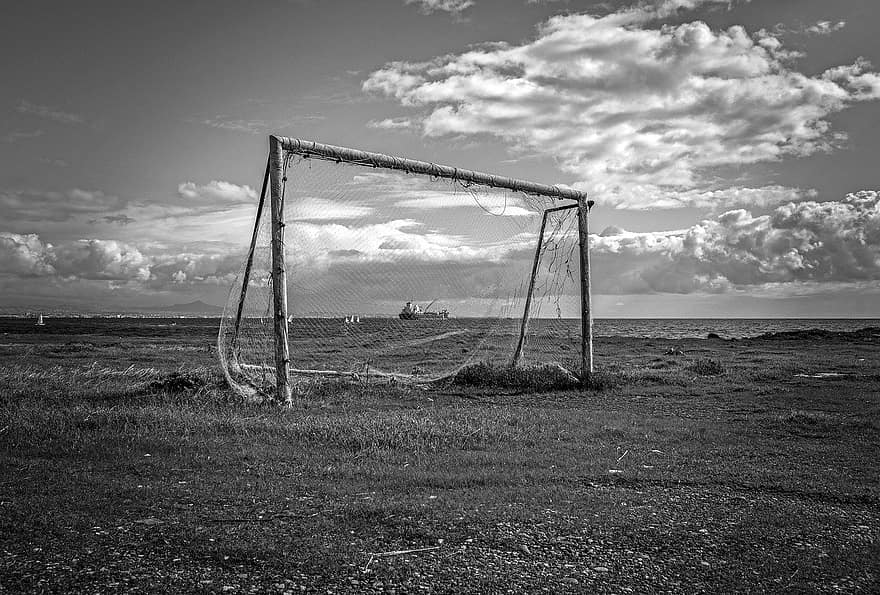 стойки ворот, футбол, море, корабль, старый, сломанный, поврежденный, футбольный, поле, монохромный