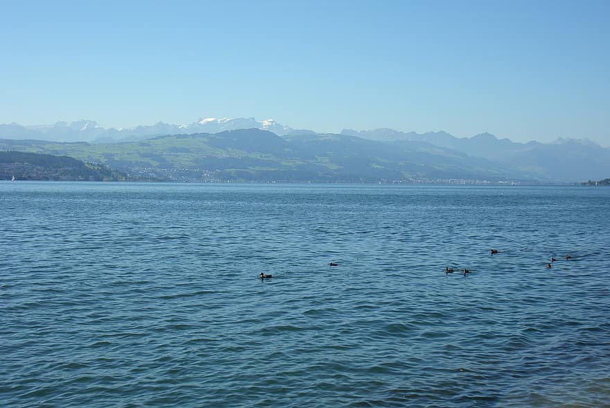 Lacul Constance, apă, munţi, cer