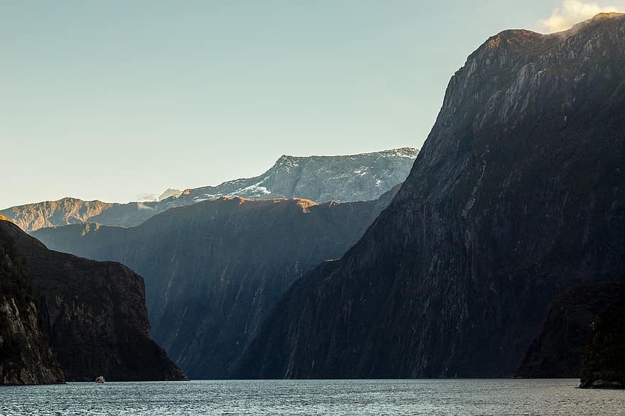 ภูเขา, อ่าวแคบ ๆ, เสียงของมิลฟอร์ด, ธรรมชาติ, ฤดูหนาว, น้ำ, นิวซีแลนด์, เกาะใต้, อุทยานแห่งชาติ Fiordland, ภูเขาที่ปกคลุมด้วยหิมะ