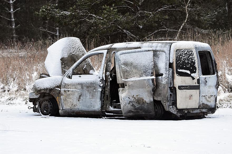 verbrande auto, auto, winter, voertuig, platgebrand, auto ongeluk, botsing, sneeuw, landvoertuig, vervoer, vuil