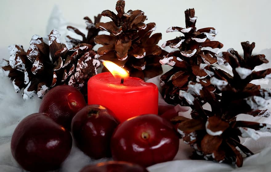 žvakių šviesa, vyšnios, vaisiai, pinecone