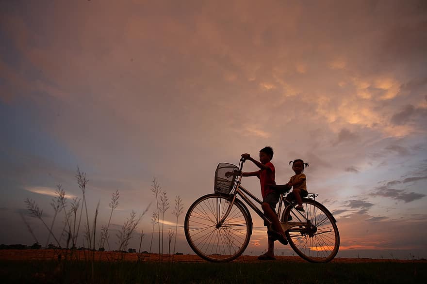 деца, разходка с велосипед, залез, здрач, играе на открито, залез слънце, детство, слънце