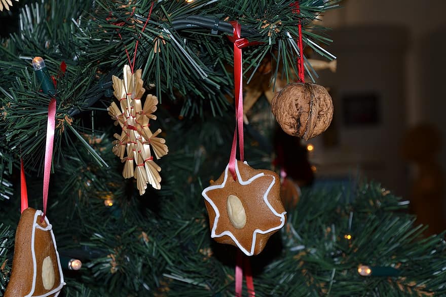 Noël, Sapin de Noël, décorations, avènement, période de Noël, étoile, étoile de paille, décorations d'arbres, motif de noël, pain d'épice, écrou