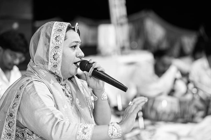 cantante, Asha Vaishnav cantante, cantante indiano, mic, performance sul palco, Foto di scena, spettacolo teatrale, bhajan, canzone, Anil Sain Nagaur, Baras Baras Mahara Indar Raza