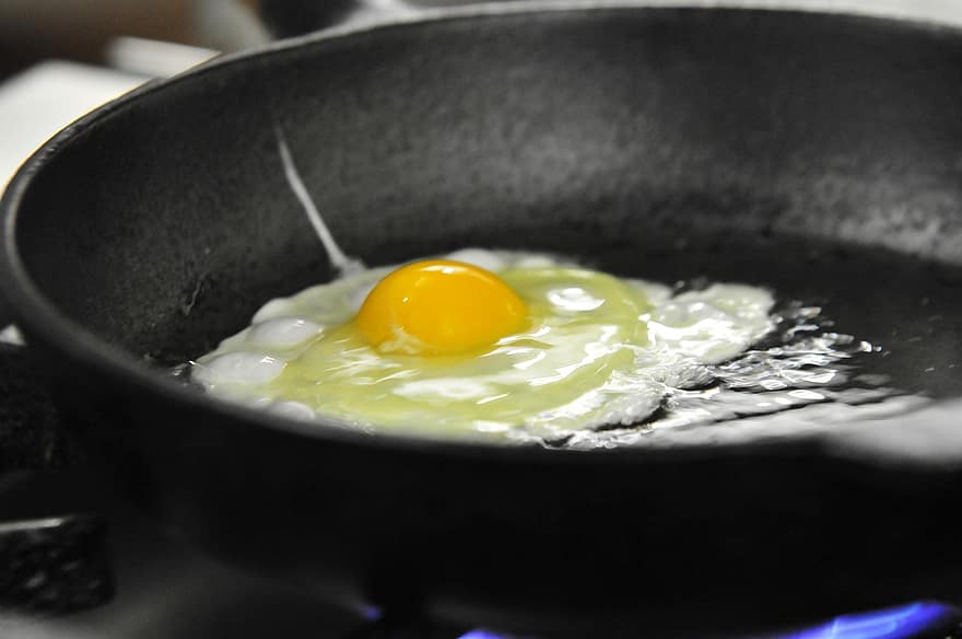 кухар, смажити яйце, смажене, каструля, газова плита