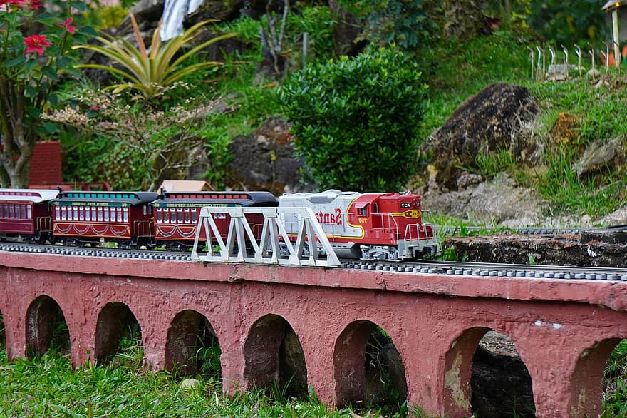 Modelleisenbahn, Miniatur, Zug, Zug gesetzt, Brücke, Lokomotive, Eisenbahnmodell, Spielzeuge, Schienen, Eisenbahn, Bahngleis