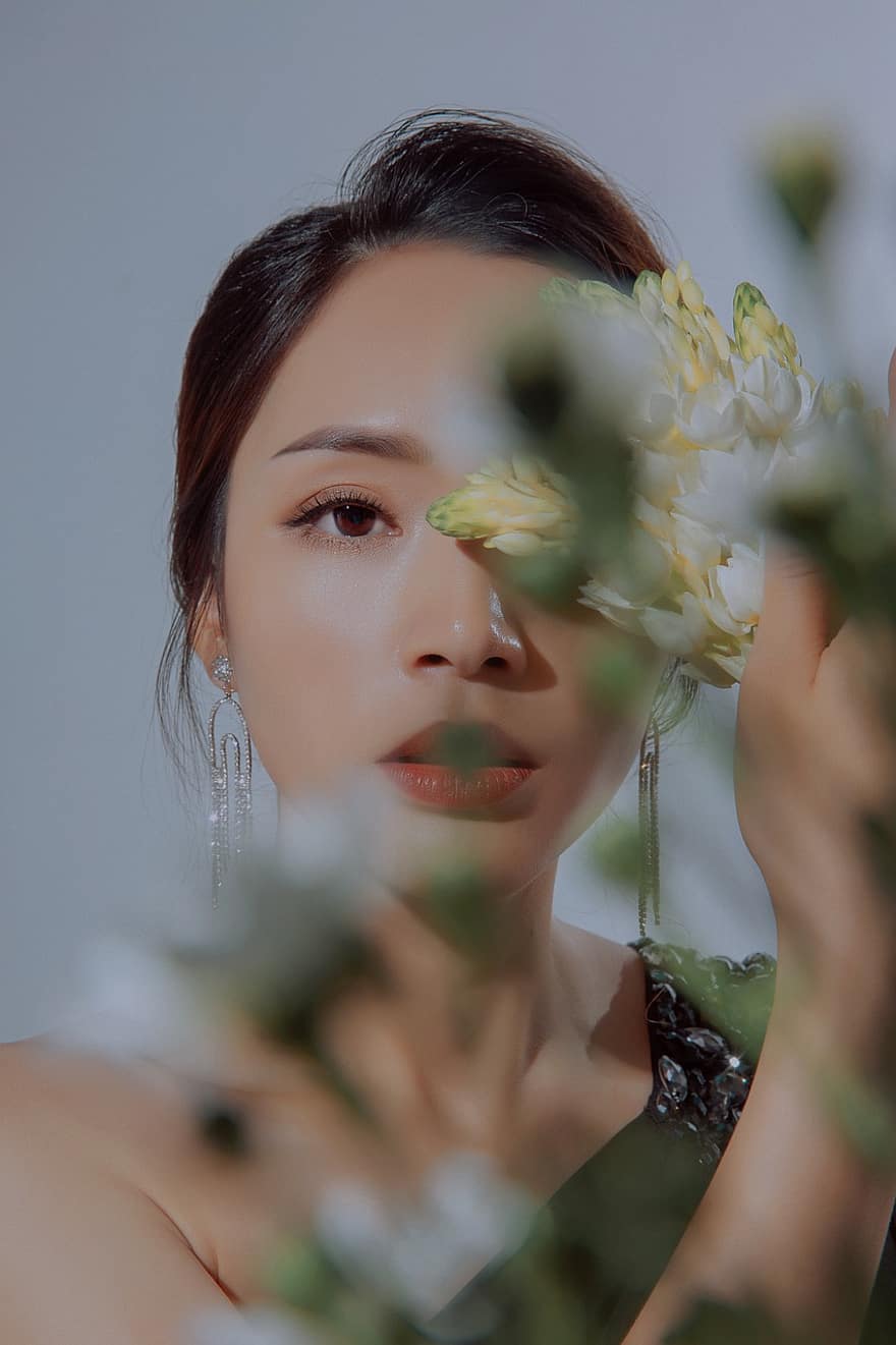 Woman, Model, Young, Flowers, Bouquet, Female Model, Chinese Model, Fashion, Female, Makeup, Fashionable