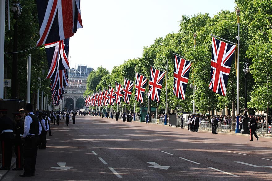 クイーンズプラチナジュビリー、女王の誕生日パレード、王室、英国王室、イギリス、英国、バッキンガム宮殿、ロンドン、アドミラルティアーチ、ヨーク公爵記念碑、ユニオンジャックの旗