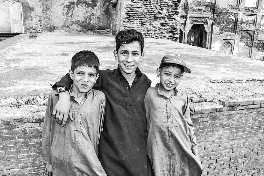 anak laki-laki, anak-anak, hitam dan putih, tersenyum, senang, teman, masa kecil, Shalwar Qamezz