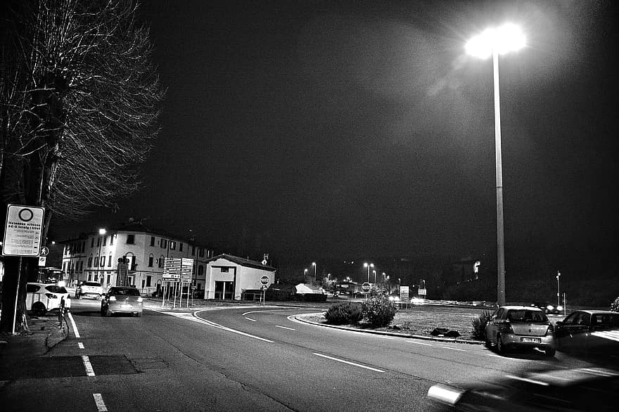 通り、タウン、村、道路、夜、車、トラフィック、ダーク、黒と白、照らされた、街路灯